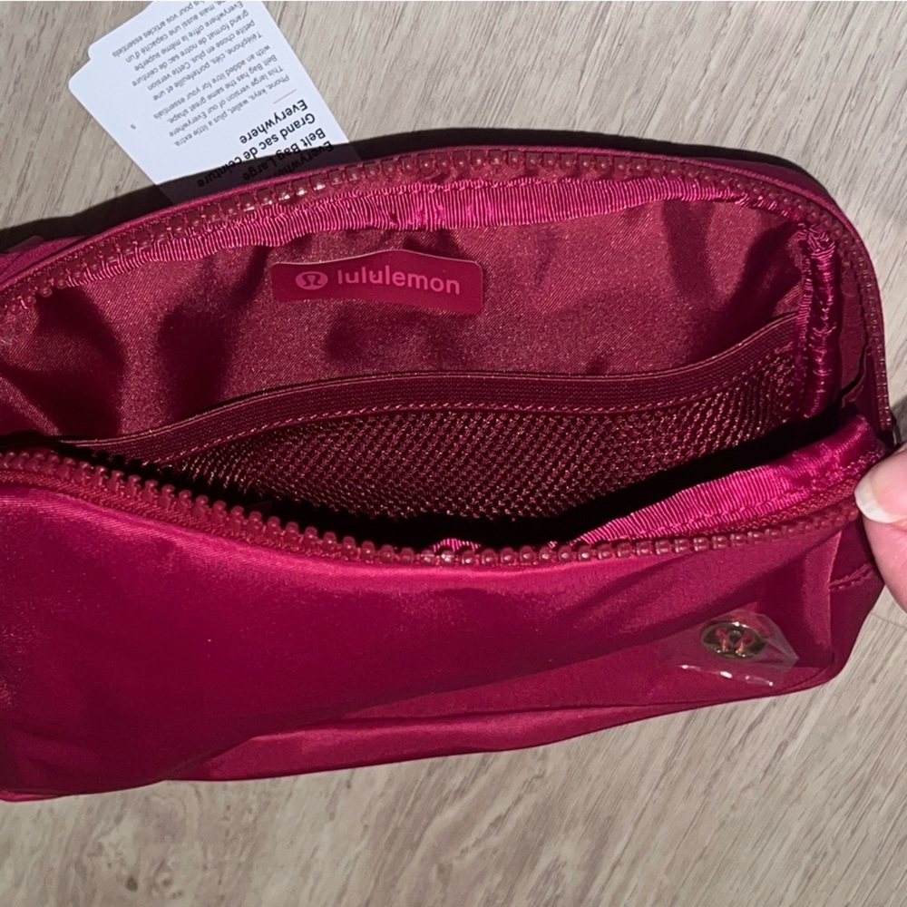 NWT Lululemon 2L Crossbody Belt Bag Rumble Berry Gold Hardware - Picture 5 of 8